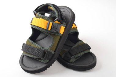 Çocuk dağ sandaletleri beyaz arka planda izole edilmiş. Çocuk sandaletleri. Seyahat eden sandaletler