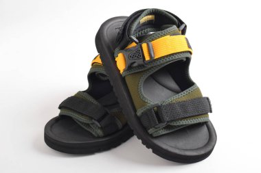 Çocuk dağ sandaletleri beyaz arka planda izole edilmiş. Çocuk sandaletleri. Seyahat eden sandaletler