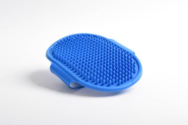 Beyaz arka planda izole edilmiş kedi banyosu için mavi silikon tımar fırçası. Yumuşak mavi silikon masaj fırçası hayvanlar için kullanılıyor.