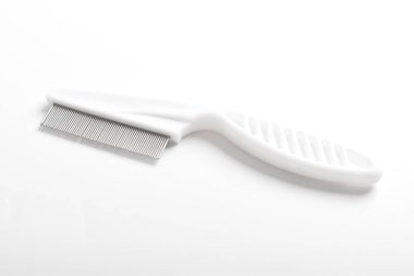 Beyaz arka planda izole edilmiş köpek veya kedi için tarama anti-pire