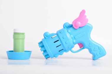 Baloncuk Silahı Beyaz Arkaplanda izole edildi. Çocuk Oyuncakları, Baloncuk Makinesi