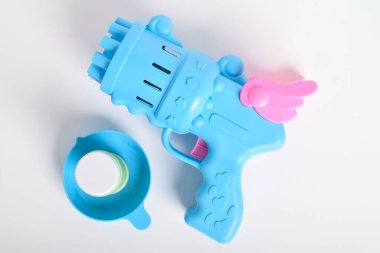 Baloncuk Silahı Beyaz Arkaplanda izole edildi. Çocuk Oyuncakları, Baloncuk Makinesi