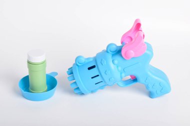 Baloncuk Silahı Beyaz Arkaplanda izole edildi. Çocuk Oyuncakları, Baloncuk Makinesi