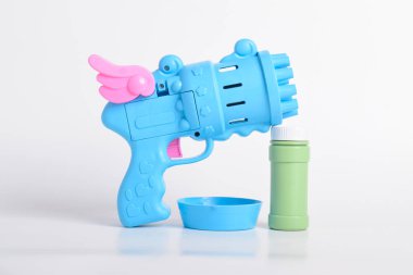 Baloncuk Silahı Beyaz Arkaplanda izole edildi. Çocuk Oyuncakları, Baloncuk Makinesi