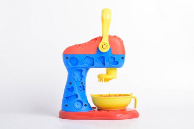 Çocuk oyuncakları, beyaz arka planda izole edilmiş kek fabrikası. Pişirme oyuncakları, pastacı. Çocuklar için eğitici oyuncaklar