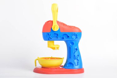 Çocuk oyuncakları, beyaz arka planda izole edilmiş kek fabrikası. Pişirme oyuncakları, pastacı. Çocuklar için eğitici oyuncaklar