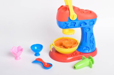 Çocuk oyuncakları, beyaz arka planda izole edilmiş kek fabrikası. Pişirme oyuncakları, pastacı. Çocuklar için eğitici oyuncaklar