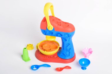 Çocuk oyuncakları, beyaz arka planda izole edilmiş kek fabrikası. Pişirme oyuncakları, pastacı. Çocuklar için eğitici oyuncaklar