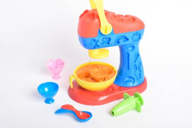 Çocuk oyuncakları, beyaz arka planda izole edilmiş kek fabrikası. Pişirme oyuncakları, pastacı. Çocuklar için eğitici oyuncaklar