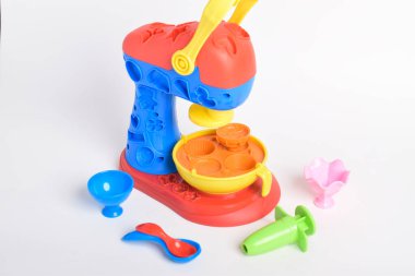 Çocuk oyuncakları, beyaz arka planda izole edilmiş kek fabrikası. Pişirme oyuncakları, pastacı. Çocuklar için eğitici oyuncaklar