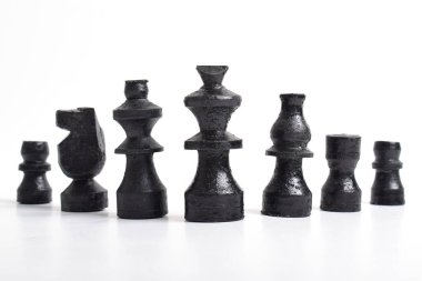 Siyah satranç takımı beyaz arka planda, satranç taşı kralı, kız, fil, at atı, kale, piyon. İş, Rekabet, Strateji, Karar Konsepti