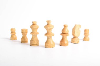 Tahta Satranç takımı beyaz arka planda, satranç taşı kralı, kız, fil, at atı, kale, piyon. İş, Rekabet, Strateji, Karar Konsepti