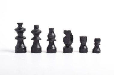 Siyah satranç takımı beyaz arka planda, satranç taşı kralı, kız, fil, at atı, kale, piyon. İş, Rekabet, Strateji, Karar Konsepti