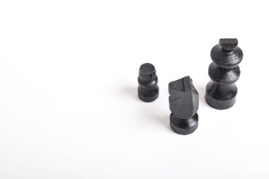 Beyaz arka planda izole edilmiş satranç taşları. Oyun ve strateji için siyah satranç figürleri