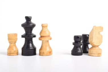 Beyaz arka plan üzerinde izole eski satranç taşları