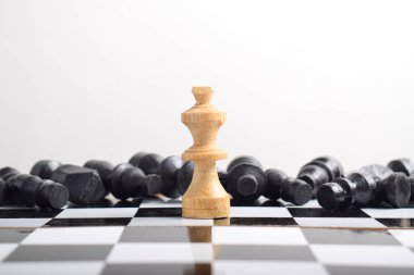 Beyaz satranç kralı siyah taşları yendi. İş lideri konsepti ve strateji planlaması