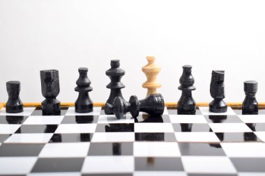 Satranç tahtası üzerindeki satranç oyunu beyaz arka planda izole edilmiş, iş planlaması, güçlü konsept.