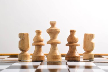 Satranç tahtasındaki siyah satranç taşları. İş ve rekabet fikri ve strateji planı hakkında satranç tahtası oyunu konsepti