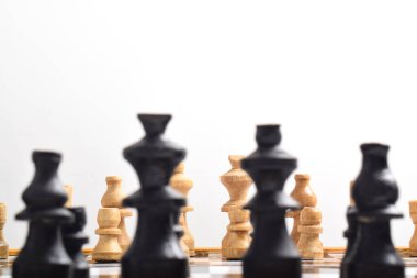 Satranç tahtasındaki satranç taşları beyaz arka planda. Boşluğu kopyala