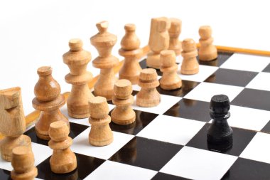 Beyaz satranç taşlarıyla karşı karşıya siyah satranç piyonları.