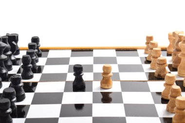 Beyaz satranç taşları beyaz arkaplanda siyah satranç taşlarıyla karşılaşıyor