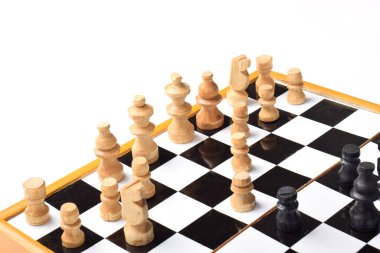 Beyaz arka planda izole edilmiş satranç tahtasındaki siyah satranç taşlarına karşı