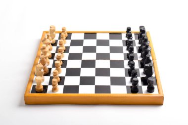 Satranç taşlarıyla tahta satranç tahtası beyaz arka planda izole edilmiş oyun için hazır.