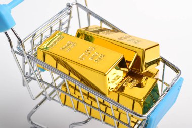 Altın barları alışveriş arabasıyla kapatın. Finansal konsept, ticaret, yüksek talep alımları