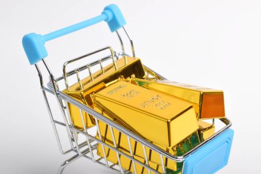 Altın barları alışveriş arabasıyla kapatın. Finansal konsept, ticaret, yüksek talep alımları