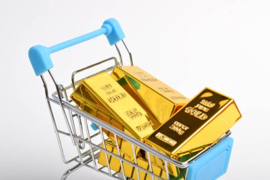 Altın barları alışveriş arabasıyla kapatın. Finansal konsept, ticaret, yüksek talep alımları
