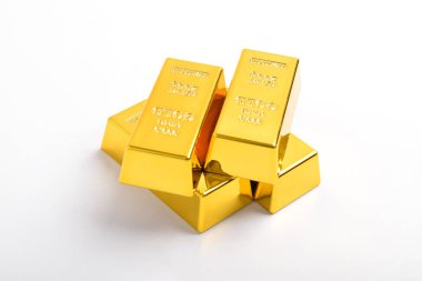 Beyaz arkaplanda izole edilmiş parlak altın külçeleri yığını