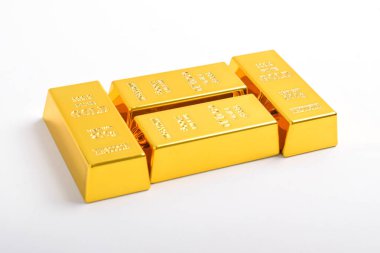 Birçok parlak altın külçe beyaz arkaplanda izole