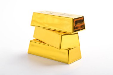 Beyaz arkaplanda izole edilmiş parlak altın külçeleri yığını