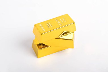 Beyaz arkaplanda izole edilmiş parlak altın külçeleri yığını