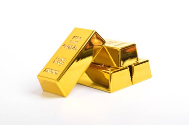 Beyaz arkaplanda izole edilmiş parlak altın külçeleri yığını