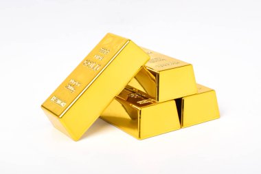 Beyaz arkaplanda izole edilmiş parlak altın külçeleri yığını