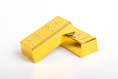 Beyaz arkaplanda izole edilmiş parlak altın külçeleri yığını