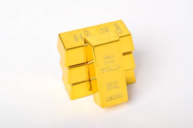 Parlak altın külçe yığını izole edilmiş beyaz arkaplan