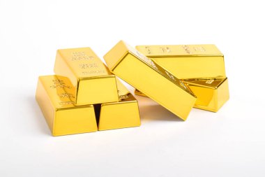 Beyaz arkaplanda izole edilmiş parlak altın külçeleri yığını