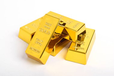 Beyaz arkaplanda izole edilmiş parlak altın külçeleri yığını