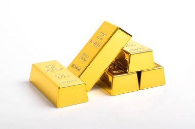 Beyaz arkaplanda izole edilmiş parlak altın külçeleri yığını