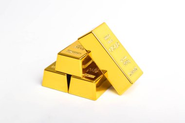 Beyaz arkaplanda izole edilmiş parlak altın külçeleri yığını