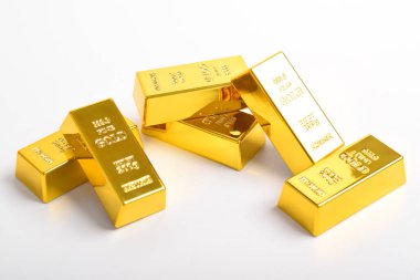 Birçok parlak altın külçe beyaz arkaplanda izole