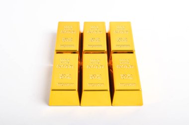 Beyaz arkaplan, Finansal Konseptler ve İş Dünyasında izole edilmiş altın külçeleri.