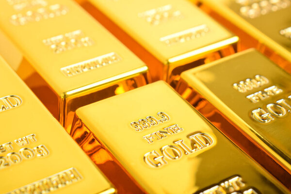 Закрыть многие блестящие золотые слитки в качестве фона. Ряды золотых слитков. Финансовая концепция.