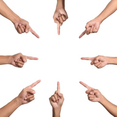 El işaretlerinin toplanması beyaz arka planda izole edilmiş bir noktaya işaret ediyor. İşaret parmağıyla sanal nesneyi gösteren adam