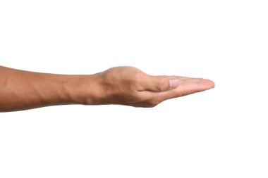 Kırpma yolu olan beyaz bir arkaplanda izole edilmiş bir şeyi tutan eli kapat.