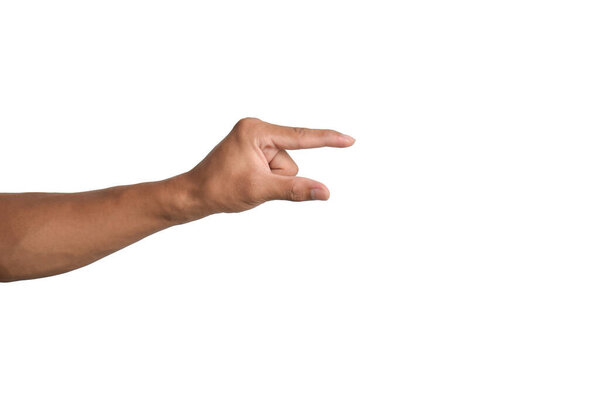 Рука держит что-то маленькое между двумя пальцами, изолированные на белом фоне.