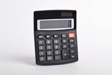 Hesap makinesi beyaz arkaplanda izole edildi