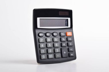 Hesap makinesi beyaz arkaplanda izole edildi